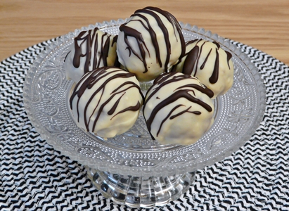 Vegane Kuchenkugeln/Cake Pops ohne Stiel: Rührteig, Himbeergelee und Glasur aus weißer Schokolade