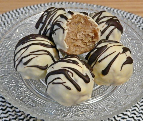 Vegane Kuchenkugeln: Rührteig, Himbeergelee und Glasur aus weißer Schokolade