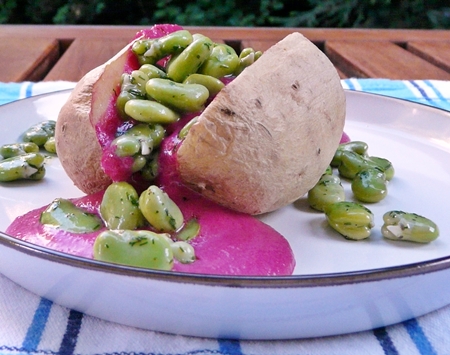 Backkartoffel, Rote-Bete-Dip und Ackerbohnensalat vegan