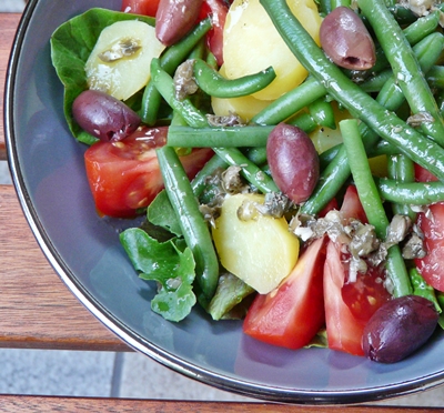 Veganer Salade niçoise mit Kapern-Dressing