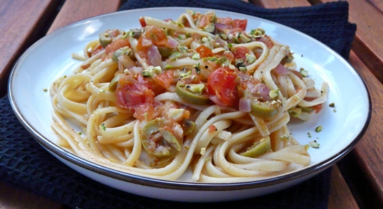 Linguine, Tomaten, rote Zwiebeln, Knoblauch, grüne Oliven, Pistazien - vegan