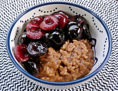 Veganer Schoko-Milchreis mit Haselnussmus und gebratenen Süßkirschen