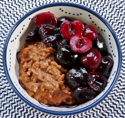 Veganer Schoko-Milchreis mit Haselnussmus und gebratenen Kirschen