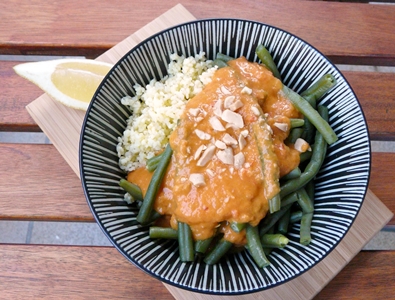 Veganes Sommergericht: Grünen Bohnen, Hirse, Erdnuss-Tomaten-Soße