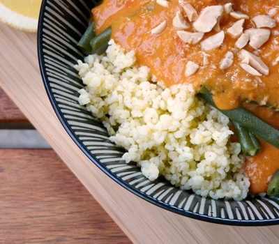 Veganes Sommergericht: Buschbohnen, Hirse, Erdnuss-Tomaten-Soße