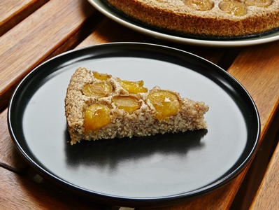 Veganer, einfacher Mandel-Grieß-Kuchen mit Mirabellen oder anderen Pflaumen