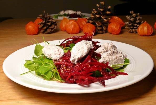 Vegane Vorspeise für Weihnachten: Postelein-Salat, rote Bete, selbstgemachter Walnuss-Frischkäse