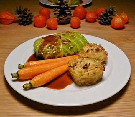 Weihnachten vegan: Wirsing-Päckchen, Karotten aus dem Ofen, Kartoffel-Steinpilz-Gratins, vegane Jus aus Wurzelgemüse und Rotwein