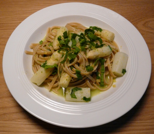 Nudeln, weißer Spargel, vegane Bärlauch-Zitronen-Soße