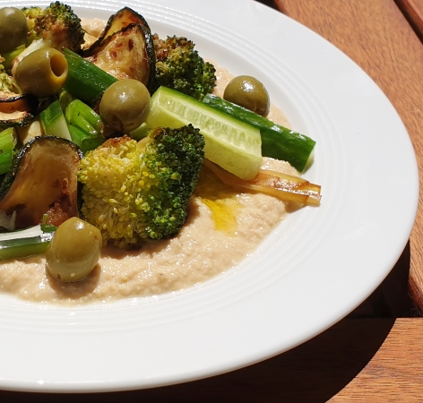 Veganes Sommergericht: Grünes Gemüse mit Hummus