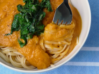 Veganes Hauptgericht: Nudeln und Möhrensoße mit Miso