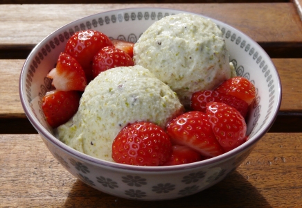 Veganes Pistazieneis mit weißer Schokolade