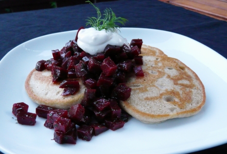 Veganes Wintergericht: Kleine Buchweizenpfannkuchen und Rote-Bete-Salat