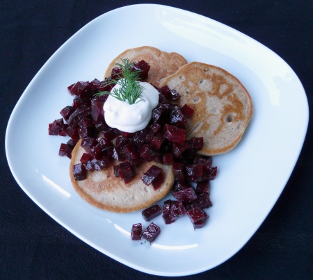 Veganes Wintergericht: Kleine Hefepfannkuchen aus Buchweizenmehl und Rote-Bete-Salat