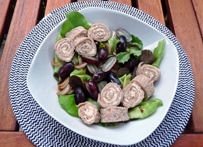 Herbst-Salat, Weintrauben, Pfannkuchen-Röllchen mit Mandel-Frischkäse, süßen Zwiebeln, Balsamico-Dressing